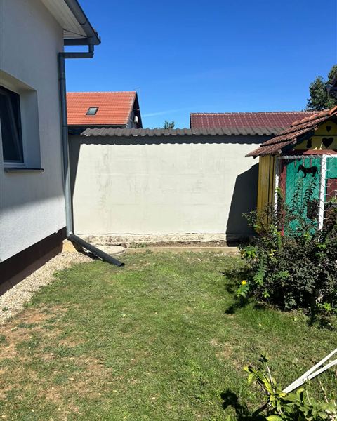 Obojani dvorišni zid